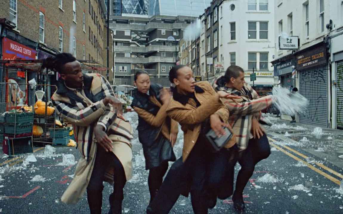 La Horde reinterpreta Singing in the Rain