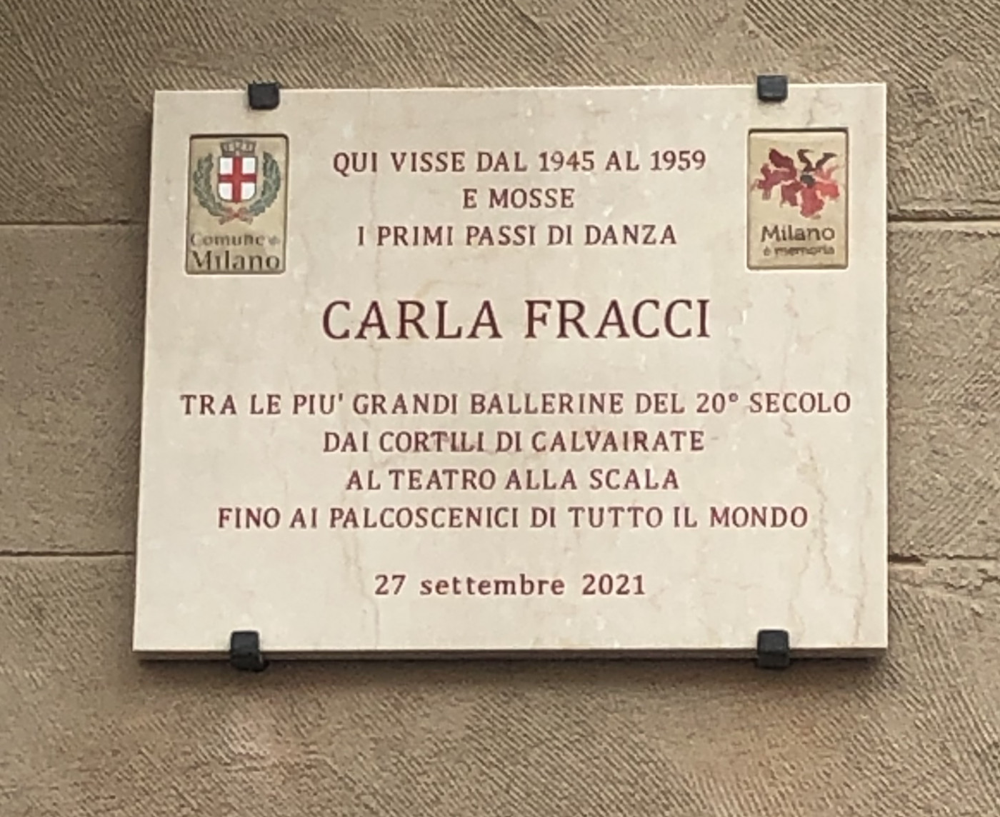 Milano ricorda Carla Fracci con la targa sulla casa dove visse in gioventù