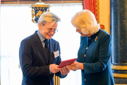 Mikhail Baryshnikov presented with the RAD’s prestigious Queen Elizabeth II Coronation Award by Her Majesty The Queen Consort