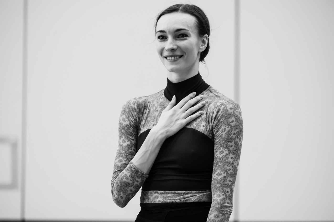 Olga Smirnova a braccetto con Maillot e Les Ballets de Monte-Carlo