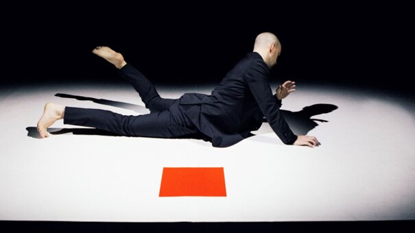 "H – Schritte in schwarzen Räumen" a short film by Diego Tortelli e Miria Wurm free online