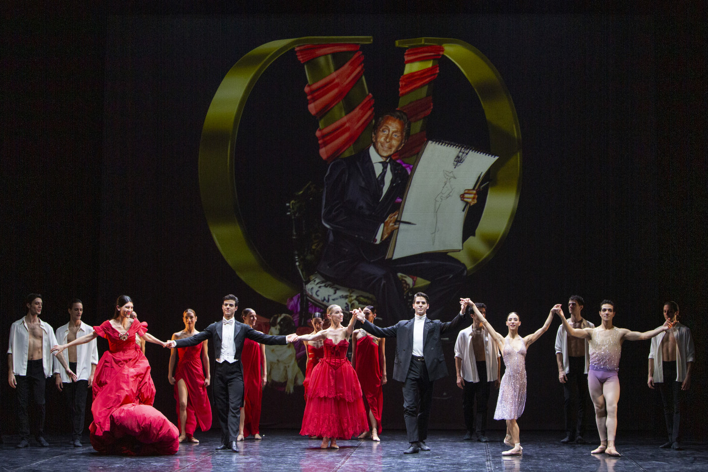 Allo stilista Valentino un teatro a Voghera